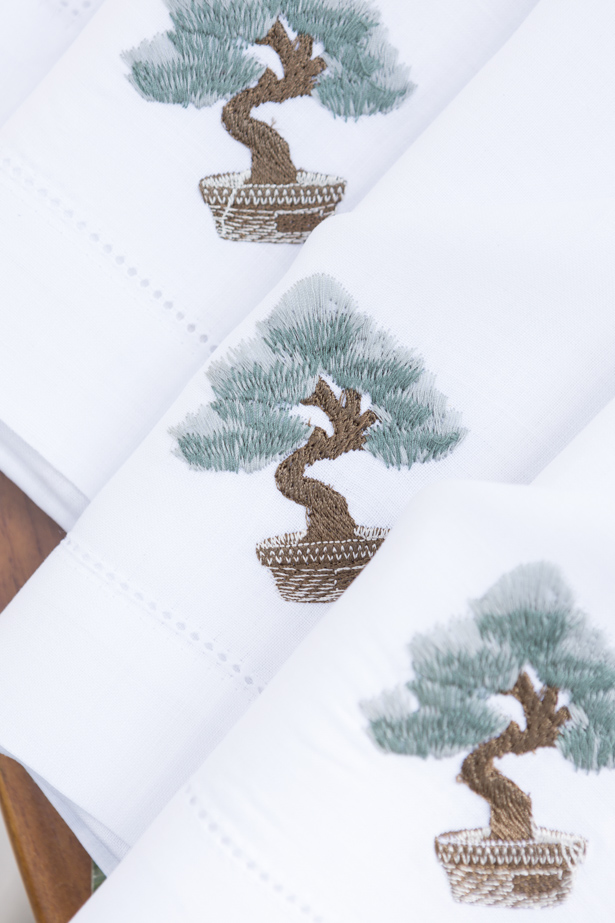 guardanapos com bonsai bordados
