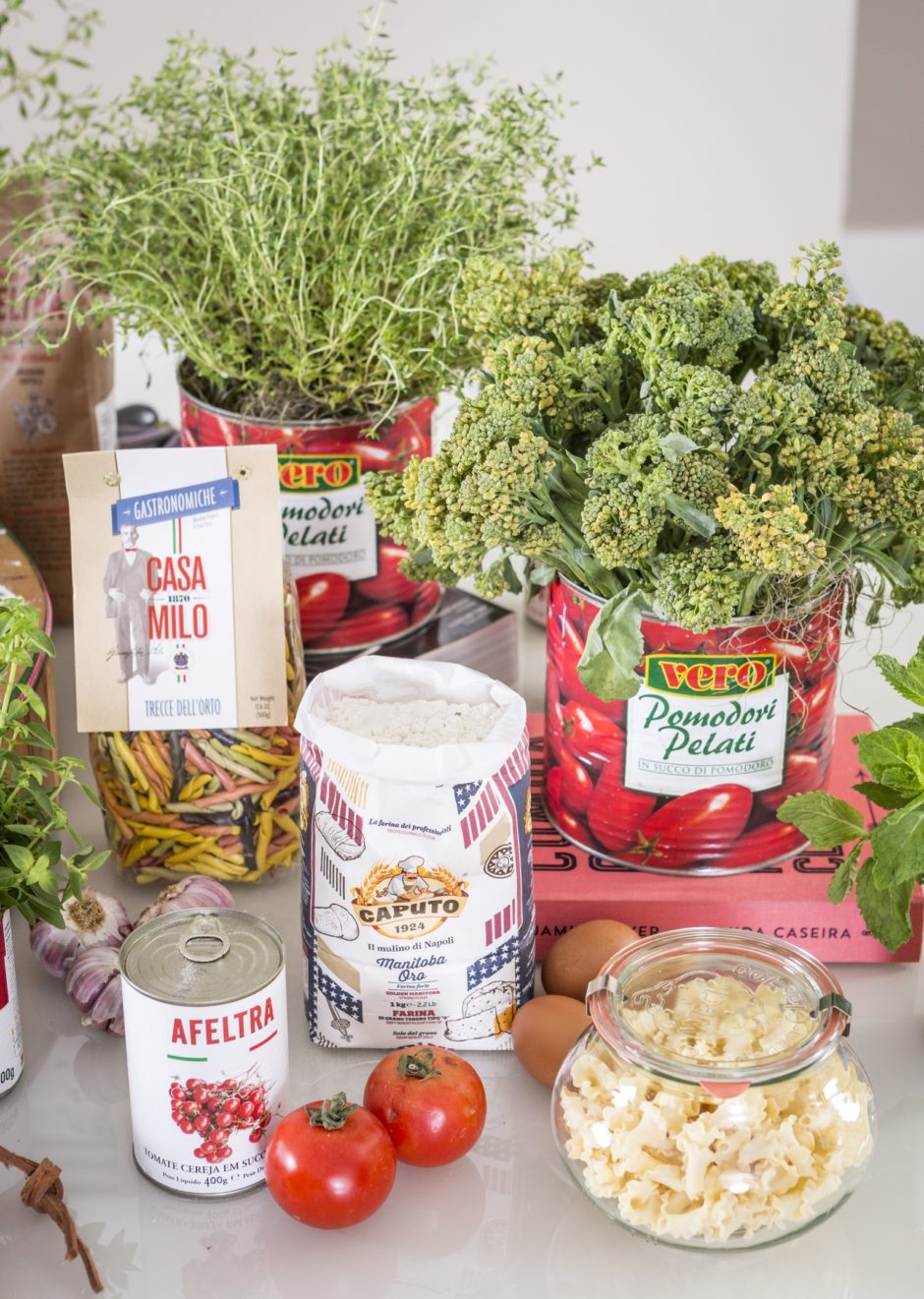 Mesa para servir pizza decorada com molhos e temperos