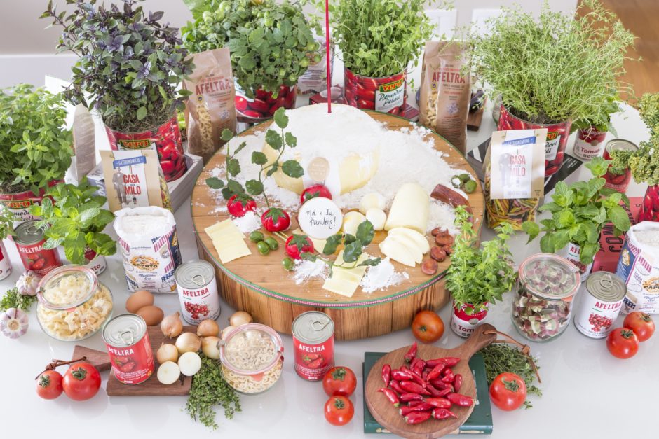 mesa de pizzada com bolo em formato de massa de pizza