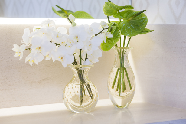 vaso de cristal transparente com ouro Cristais Cá d'Oro com flores brancas 