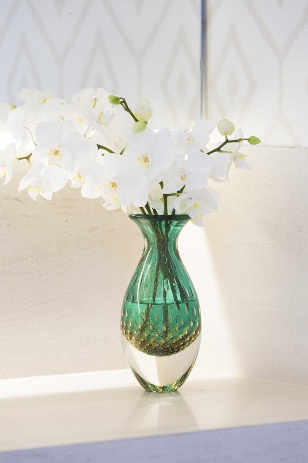 orquídeas brancas em vaso verde de cristal