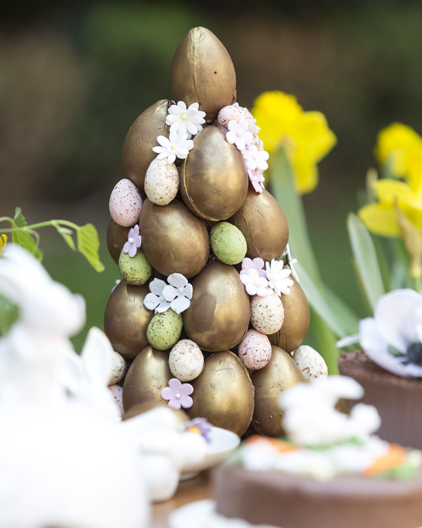 topiarias com mini ovos dourados e flores Pati Piva