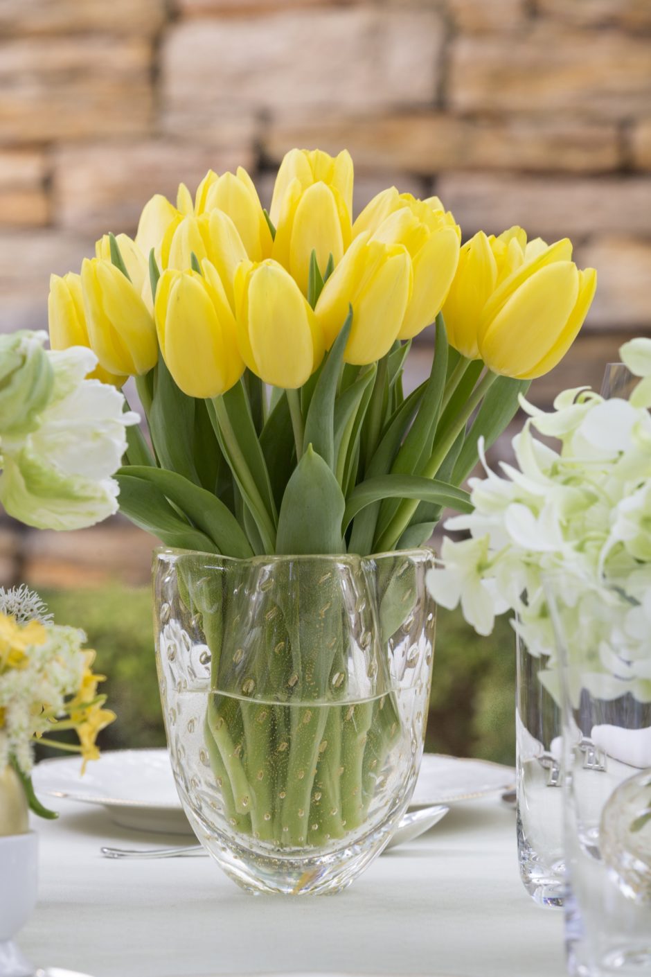 tulipas amarelas em vasos de cristal cá d'oro