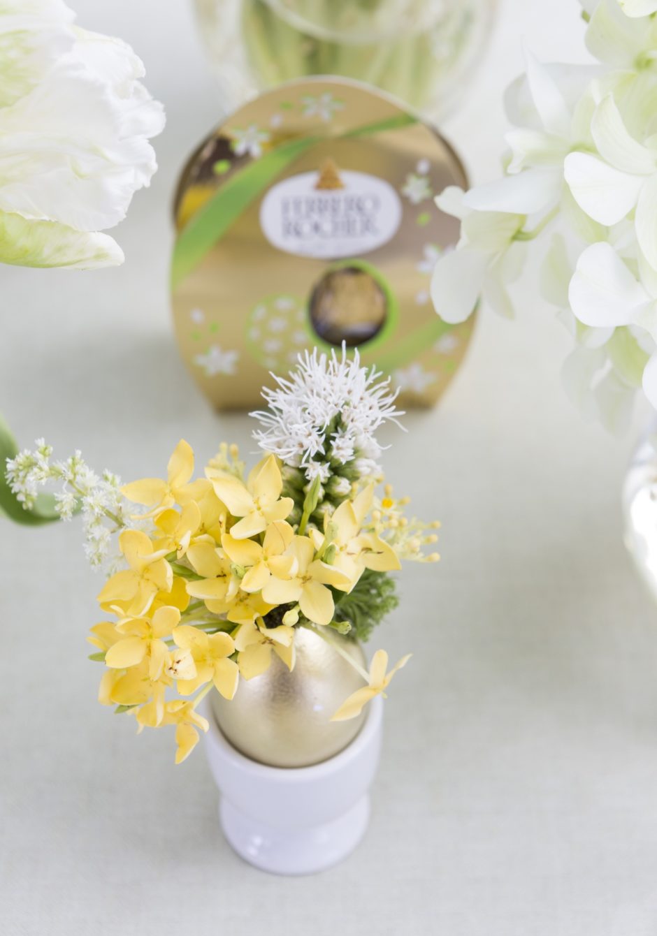 arranjo no ovo de páscoa mesa decorada 