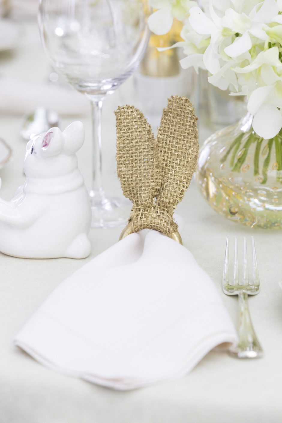porta-guardanapo de orelha de juta para Páscoa 