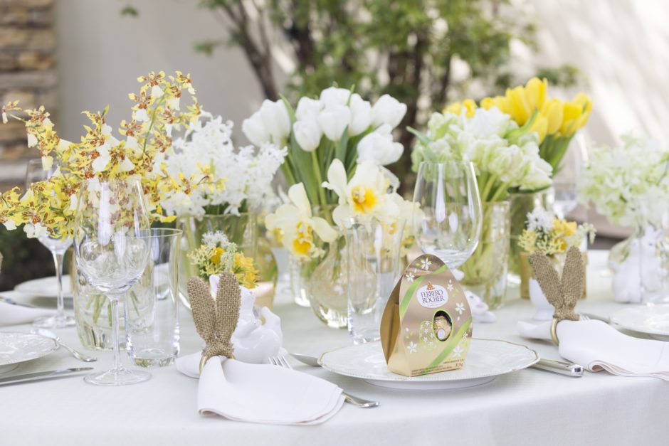 mesa em branco amarelo e dourado para Páscoa 
