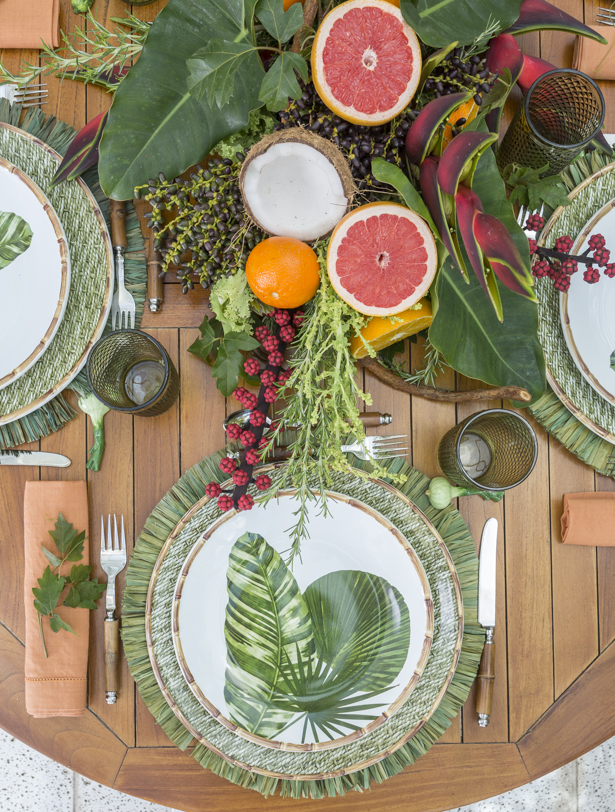 mesa posta para feijoada decorada com flores e frutas