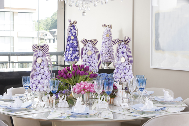 mesa clássica de Páscoa em branco, rosa, roxo, lilás e azul