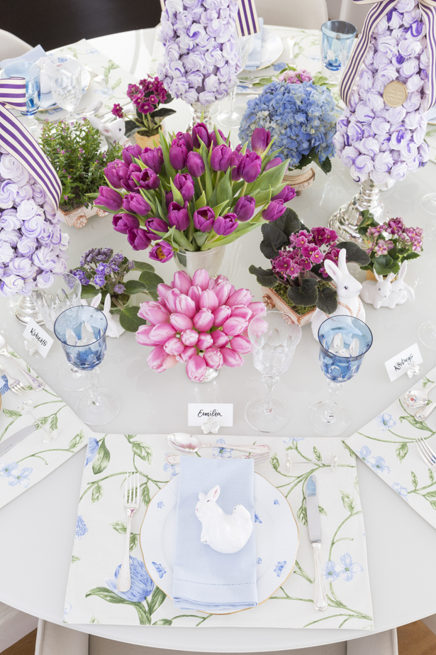 mesa clássica de Páscoa em branco, rosa, roxo, lilás e azul