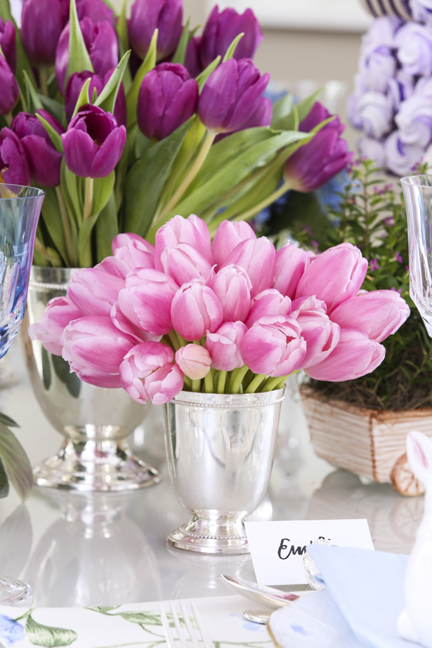 tulipas rosas em vaso de prata em mesa para almoço de Páscoa 