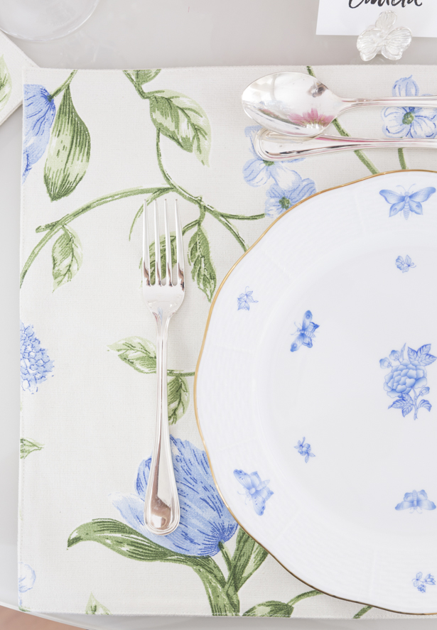 louça Herend em azul e branco e jogo americano floral