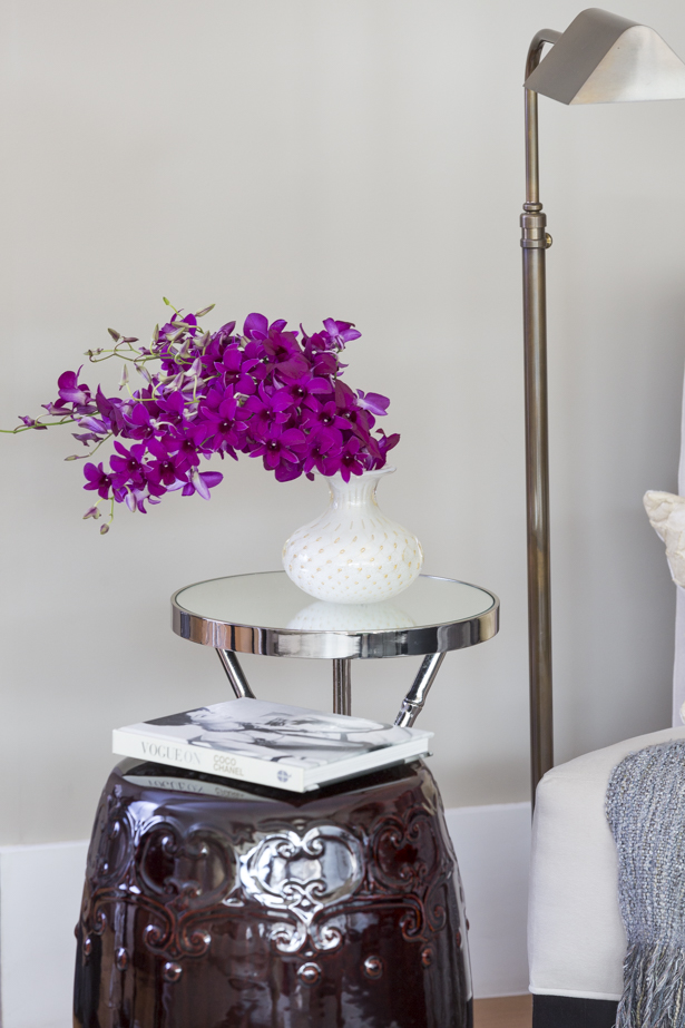 orquídeas em vas branco com ouro cristais cá d'oro