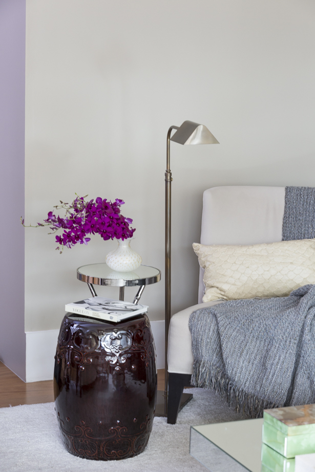 cantinho de leitura decorado com vasos de cristal 