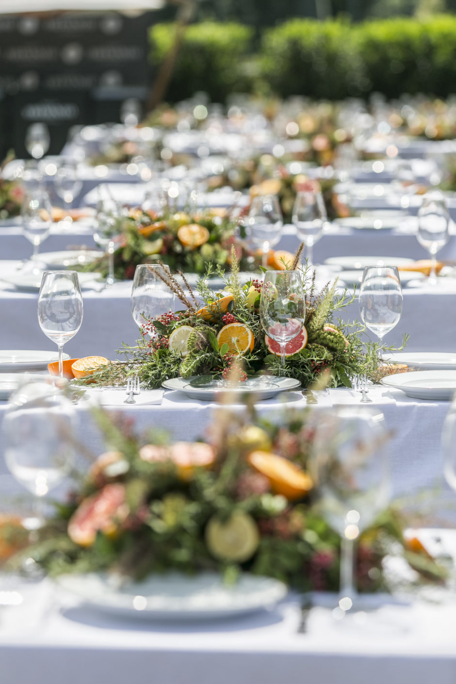 mesa posta com flores e frutas para servir churrasco de forma elegante 