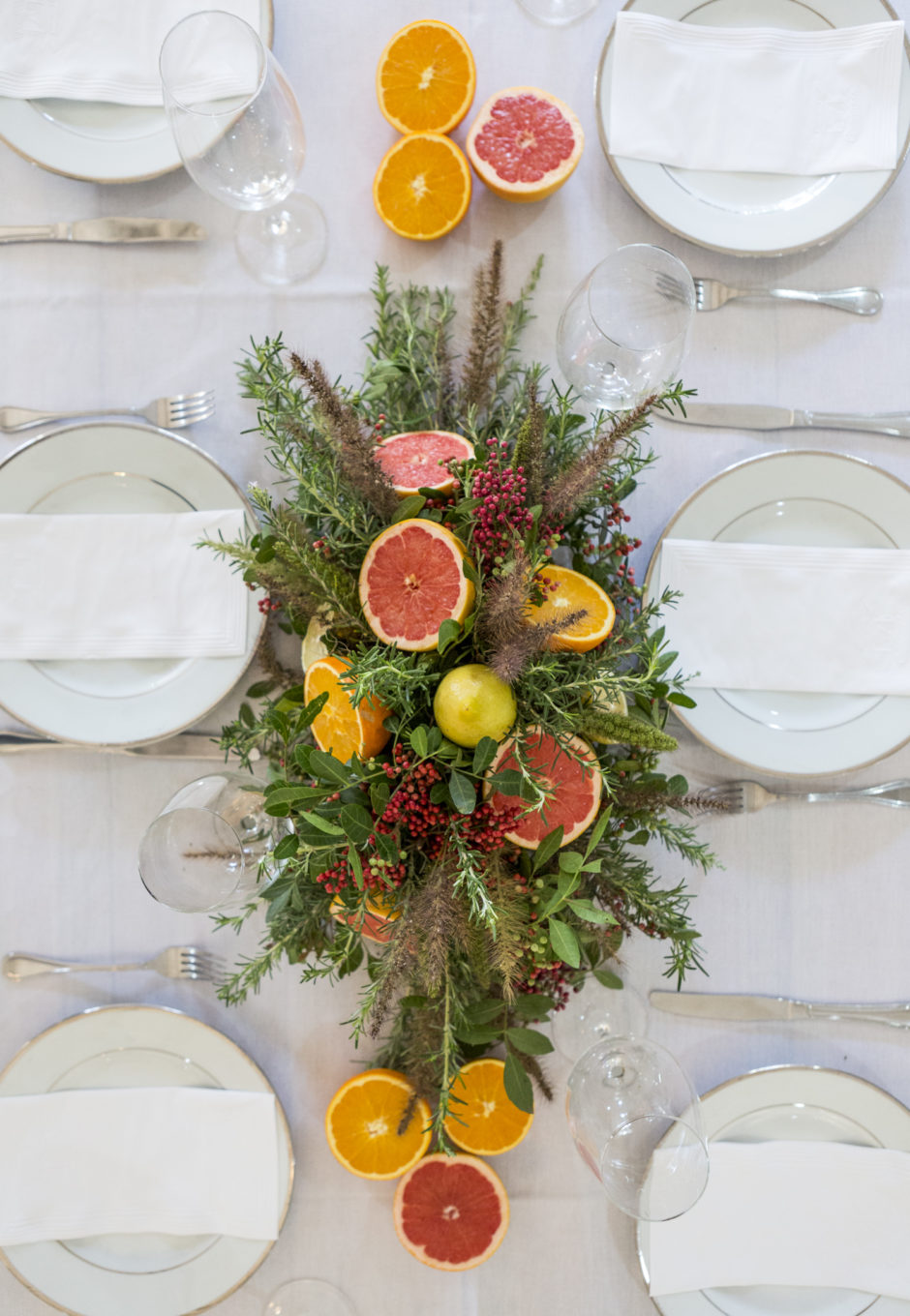 mesa posta com flores e frutas para servir churrasco de forma elegante 