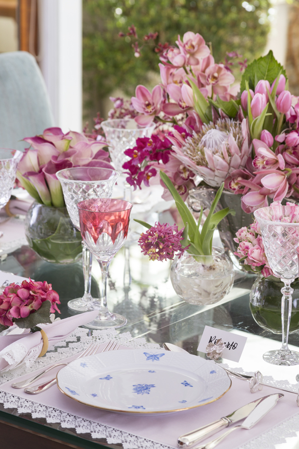 mesa posta com tons de rosa para o Dia das Mães