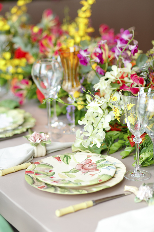 mesa posta para casamento com louças vestindo a mesa 