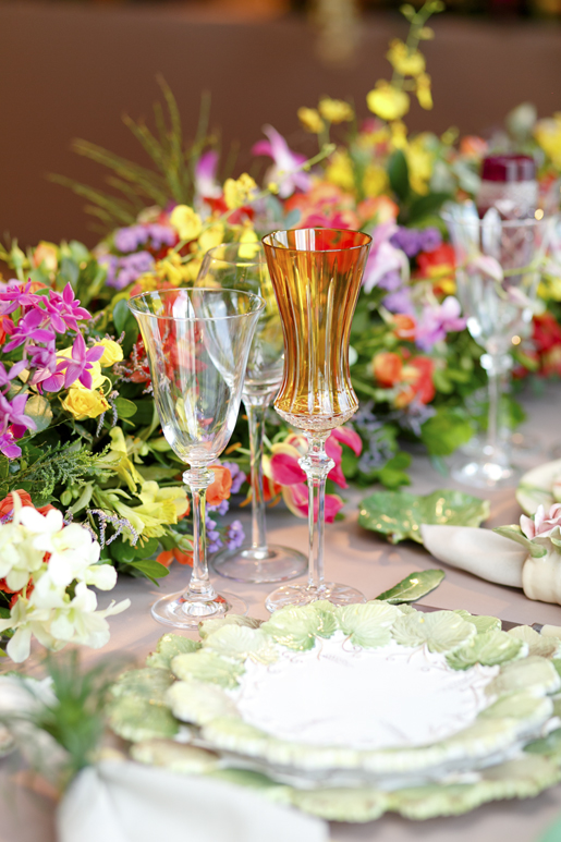 taças coloridas de cristal para decorar a mesa 