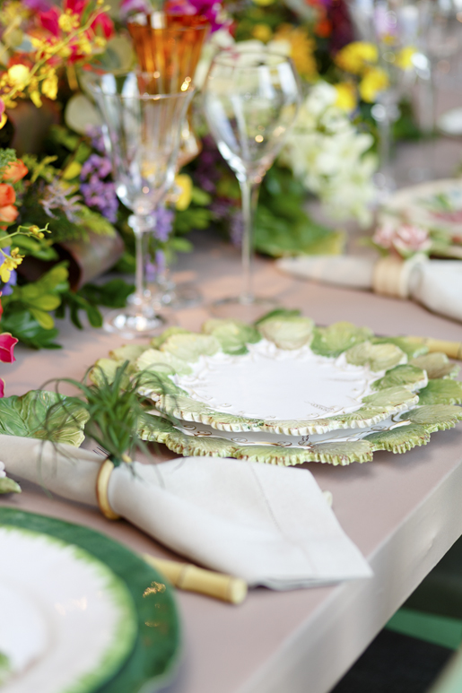 mesa posta para casamento com louças vestindo a mesa 