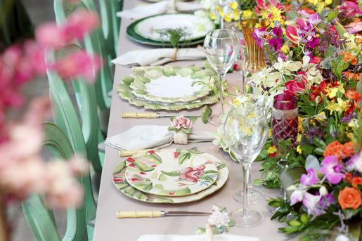 mesa posta com louças em verde e rosa para noivas 