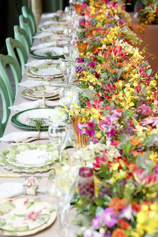 caminho de mesa com flores coloridas 