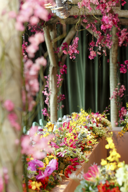 pergolado de madeira com flores para casamento 