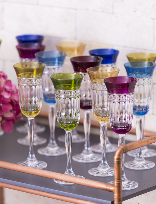 carrinho pra servir bebida com taças de cristal coloridas 