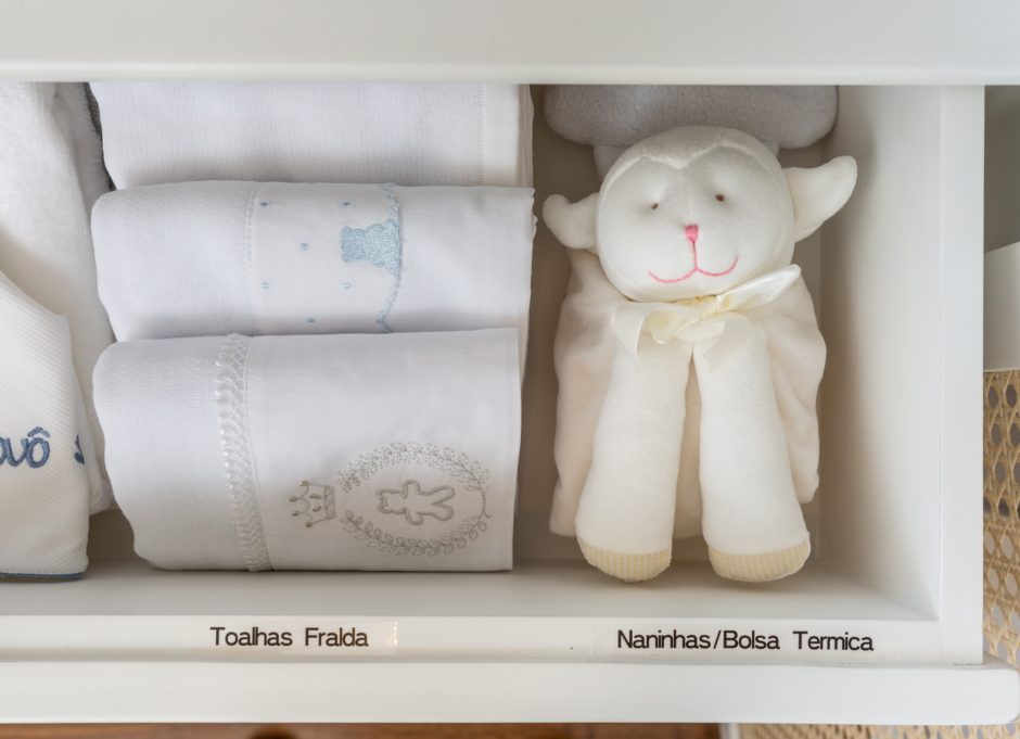 Organização roupas no quarto do bebê