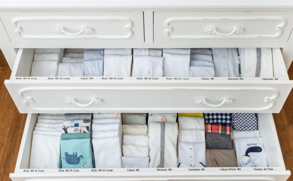Organização roupas no quarto do bebê