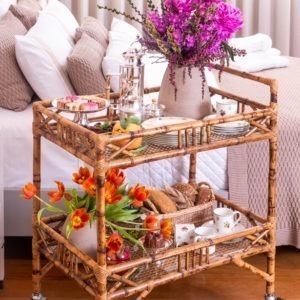 A geleia de laranja ficou no porta-geleia de cerâmica no formato da fruta, uma graça. Na parte de baixo do carrinho, outro sabor de geleia no porta-geleia em formato da maçã.